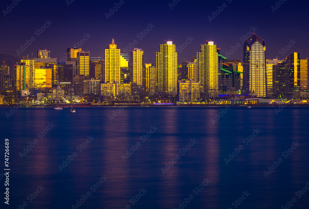 Fototapeta premium Glowing San Diego Skyline