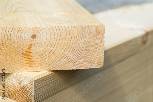 Holz - Holzbalken - Bohlen - Baustoffe - Holzbau - Bauen