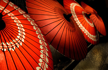 Fotobehang Japan Traditionele rode Japanse parasols  © robepco