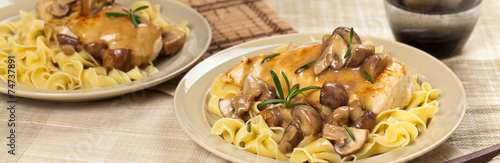 Foto Chicken Marsala with Mushrooms and pasta. Selective focus
