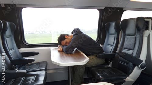 Mann schläft während Bahnfahrt
