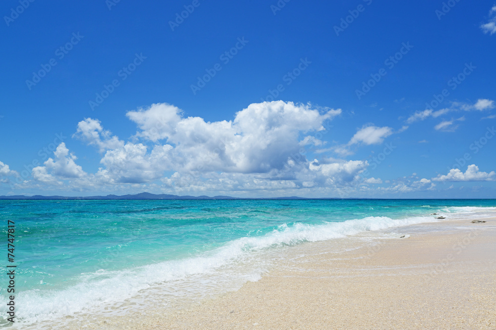 美しい沖縄のビーチと夏空