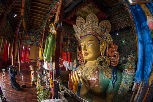 Foto The statue of Maitreya Buddha at Thiksey Monastery