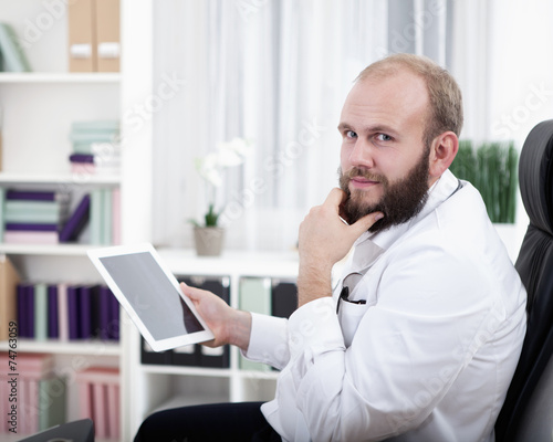 Portrait eines Arzt mit seinem Tablet Computer