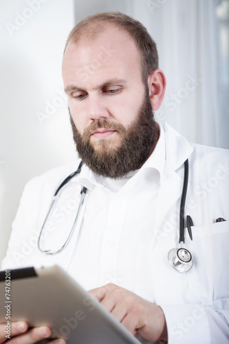 Portrait eines Arzt mit Tablet Computer