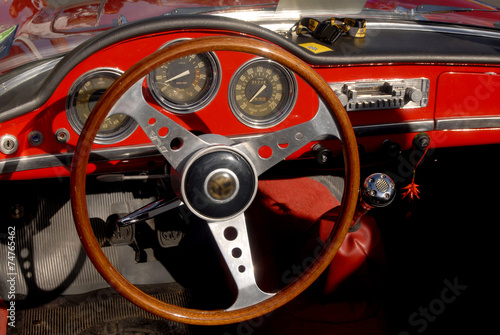 dettaglio interno automobile d'epoca in rosso