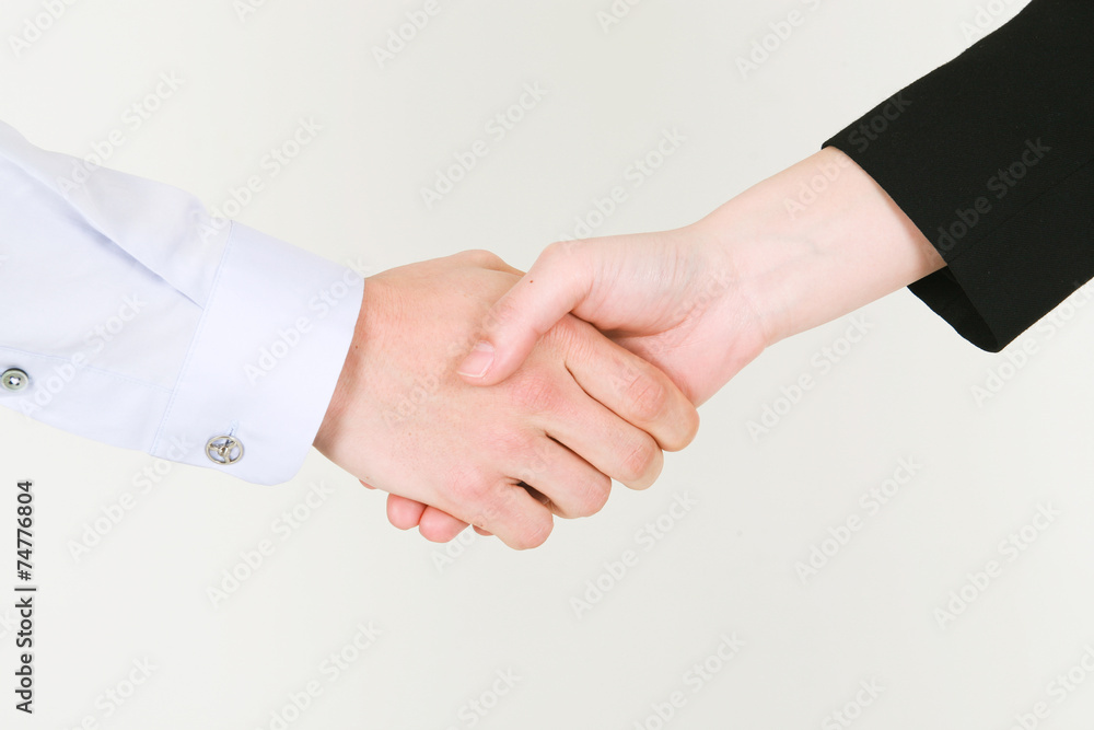 스튜디오 안의 정장 입은 비즈니스맨과 비즈니스 우먼