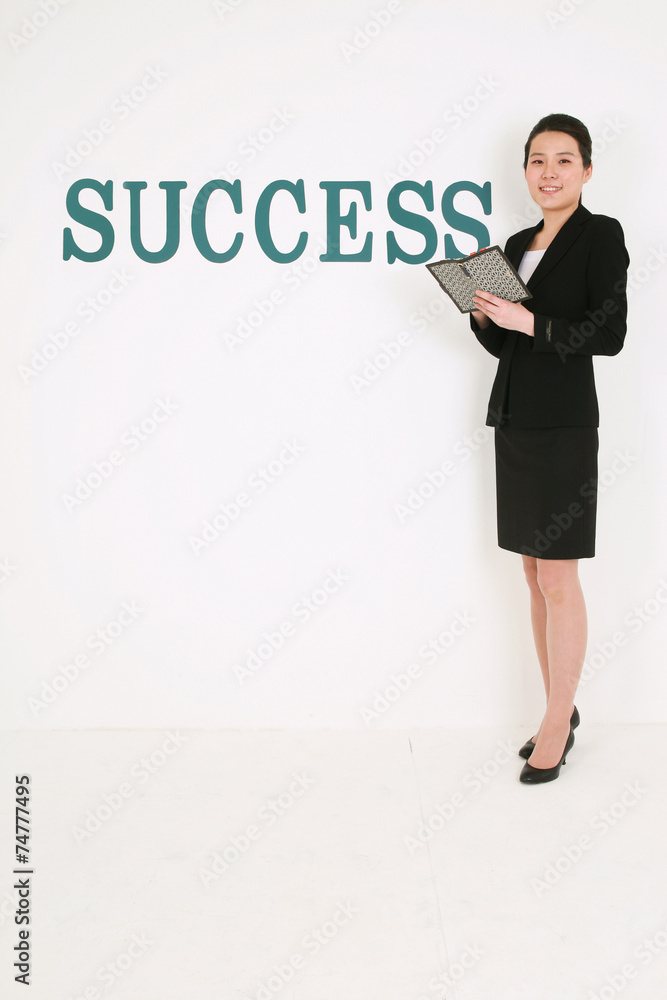 스튜디오 안의 정장 입은 비즈니스맨과 비즈니스 우먼