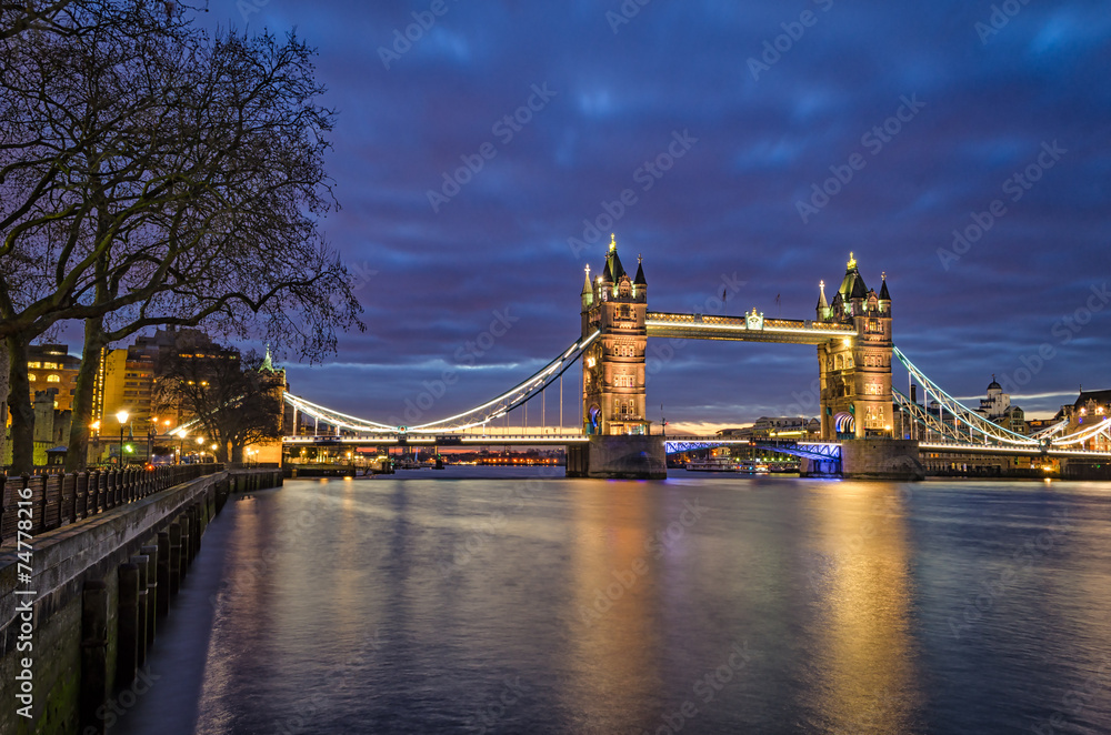 Fototapeta premium London, Tower Bridge (blue hour)