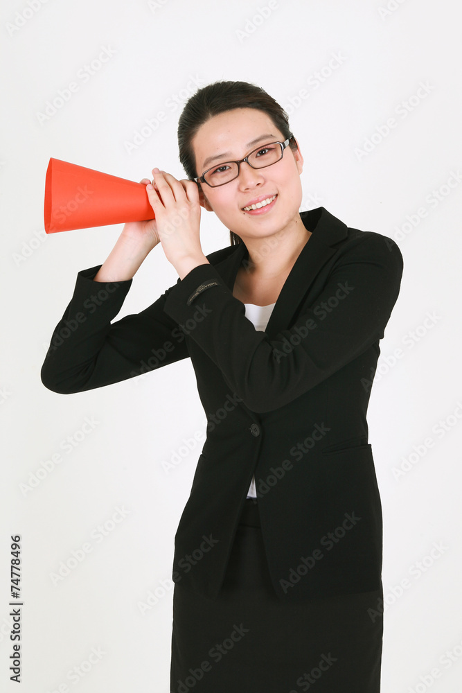 스튜디오 안의 정장 입은 비즈니스맨과 비즈니스 우먼