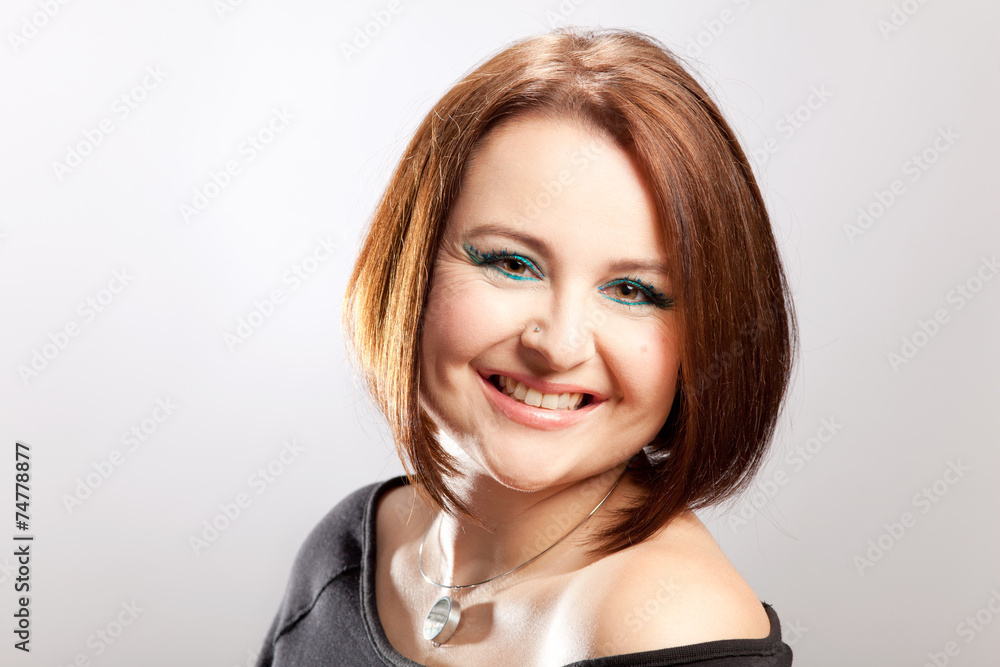 Portrait einer lachenden Frau mit Pagenschnitt Portrait einer lachenden Frau mit Pagenschnitt