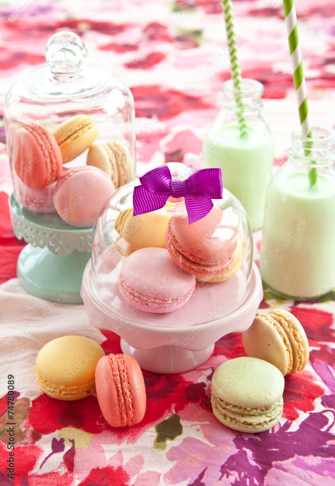 Bunte Macarons und Milchshake Bunte Macarons und Milchshake