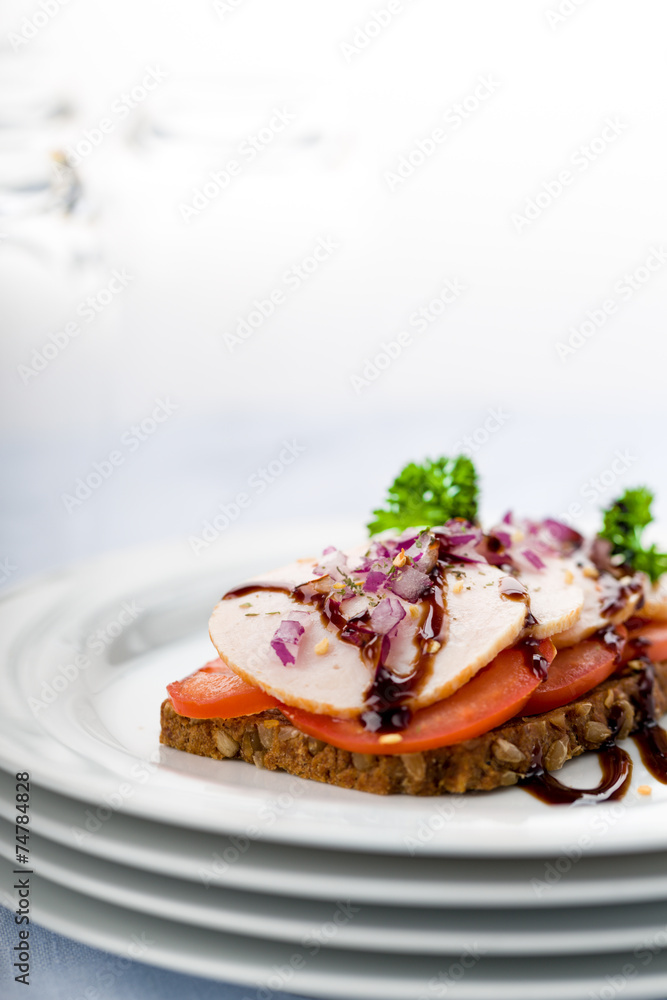 Hähnchenbrust auf Brot Hähnchenbrust auf Brot