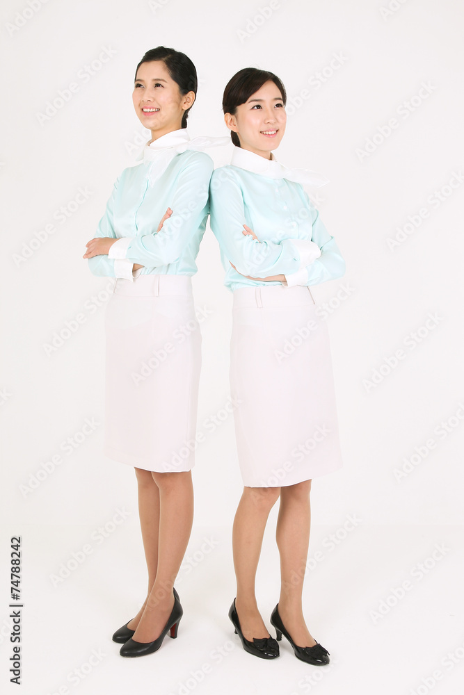 스튜디오 안의 웃고 있는 스튜어디스