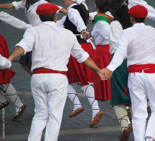 Danza tradicional vasca en un festival