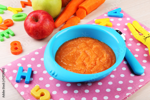 Canvas-taulu Fresh baby food in bowl with spoon