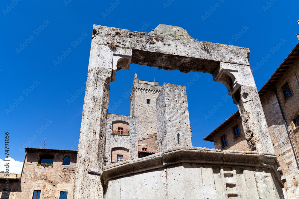 Piazza della Cisterna in San Gimignano , italy