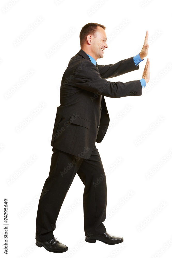 Mann schiebt imaginäre Wand Stock Photo