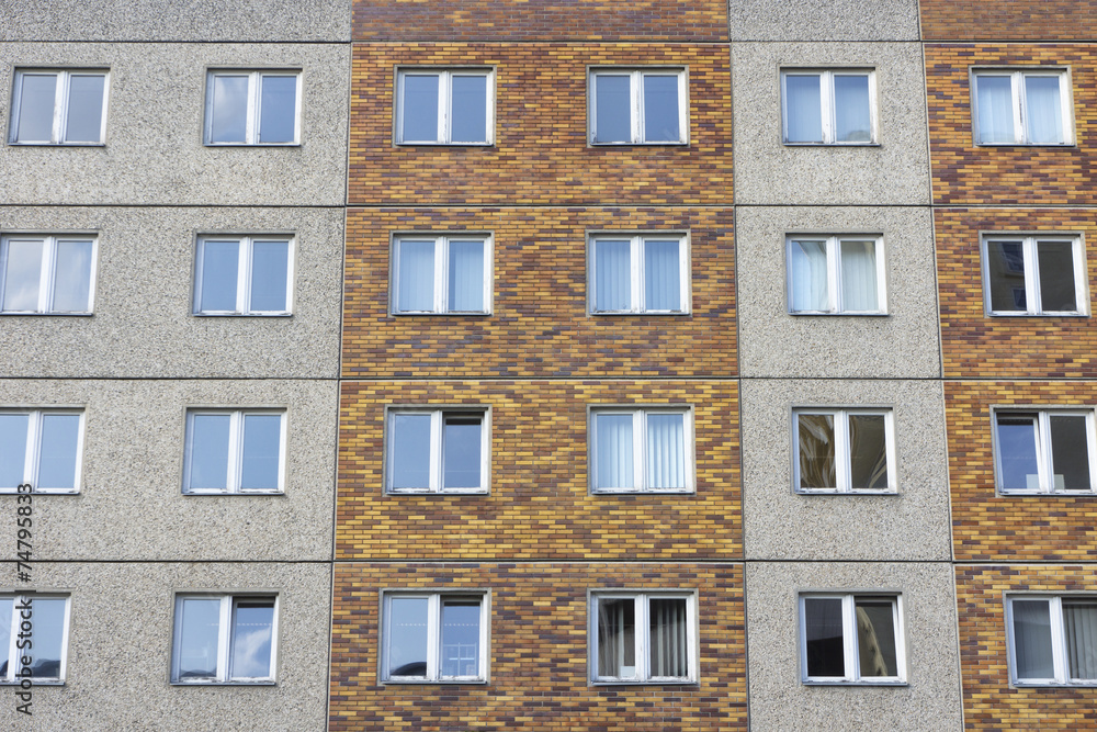 Obraz premium Fasada prefabrykowanego budynku w Neubrandenburgu w Niemczech