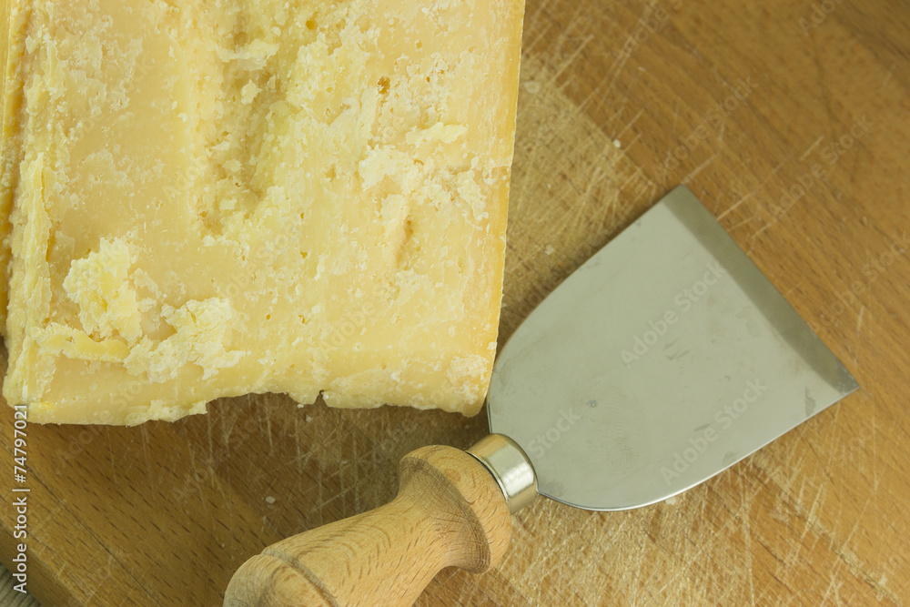 Formaggio e un taglia formaggio Stock Photo