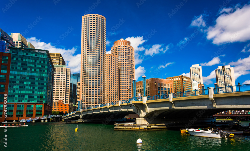 Obraz premium Bridge and the skyline in Boston, Massachusetts.