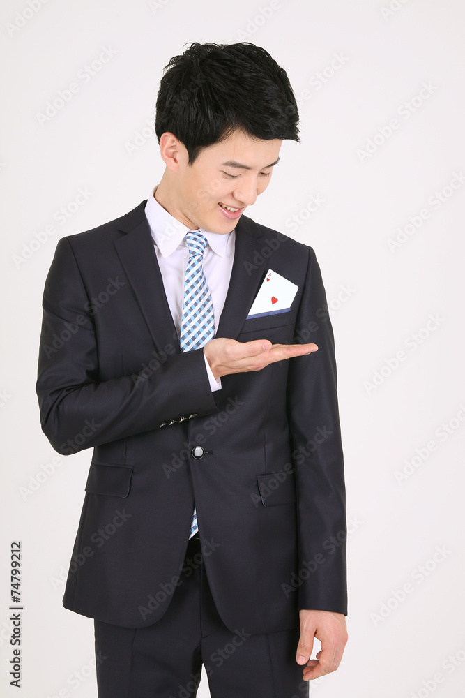 스튜디오 안에서 카드 게임 하는 비즈니스 맨