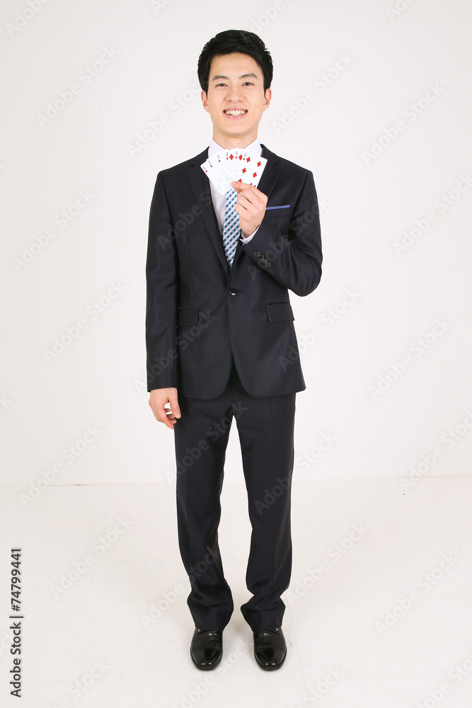 스튜디오 안에서 카드 게임 하는 비즈니스 맨