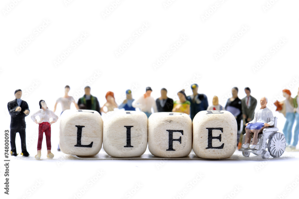 © beeboys - lifeという文字を囲む大勢の人々 © beeboys - lifeという文字を囲む大勢の人々