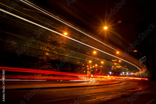 Stadtverkehr bei Nacht