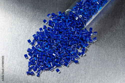 blaues Kunststoffgranulat in Teströhrchen