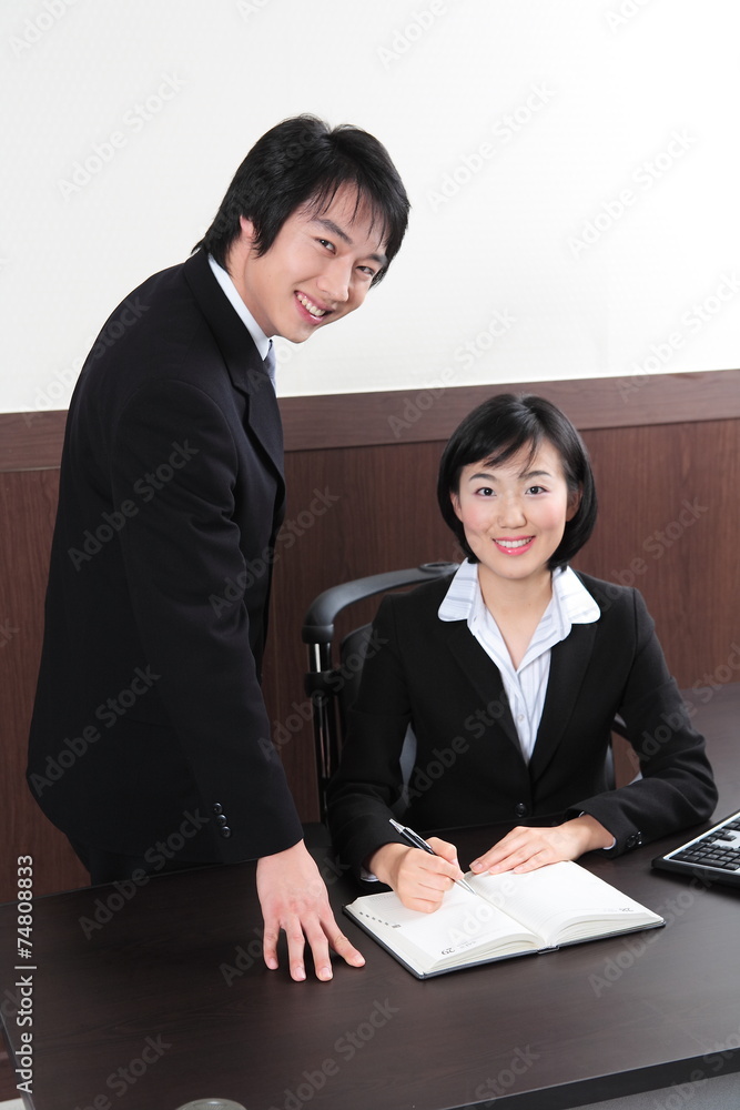 직장에서 일하는 비즈니스맨과 비즈니스 우먼 직장에서 일하는 비즈니스맨과 비즈니스 우먼