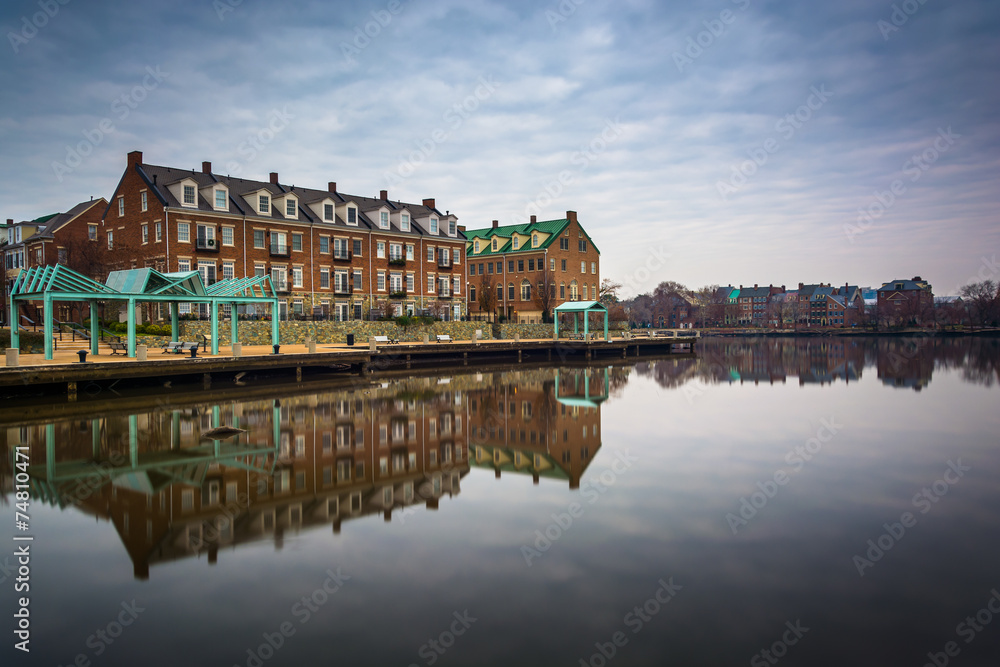 Obraz premium Reflection of waterfront apartments in the Potomac River, in Ale