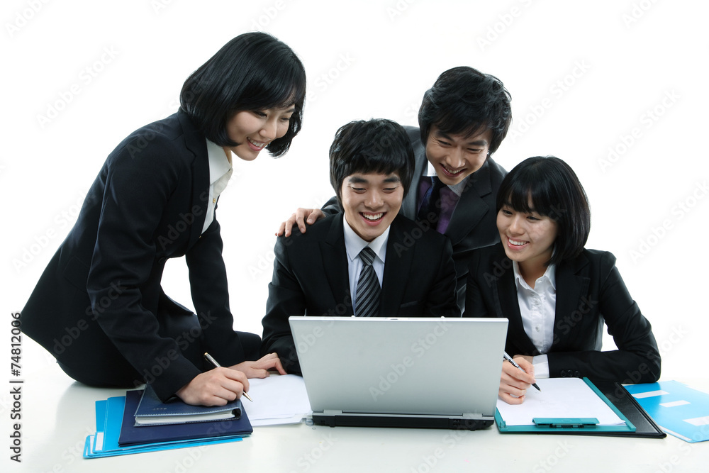 무리 지어 일하고 있는 비즈니스맨과 비즈니스 우먼들 무리 지어 일하고 있는 비즈니스맨과 비즈니스 우먼들