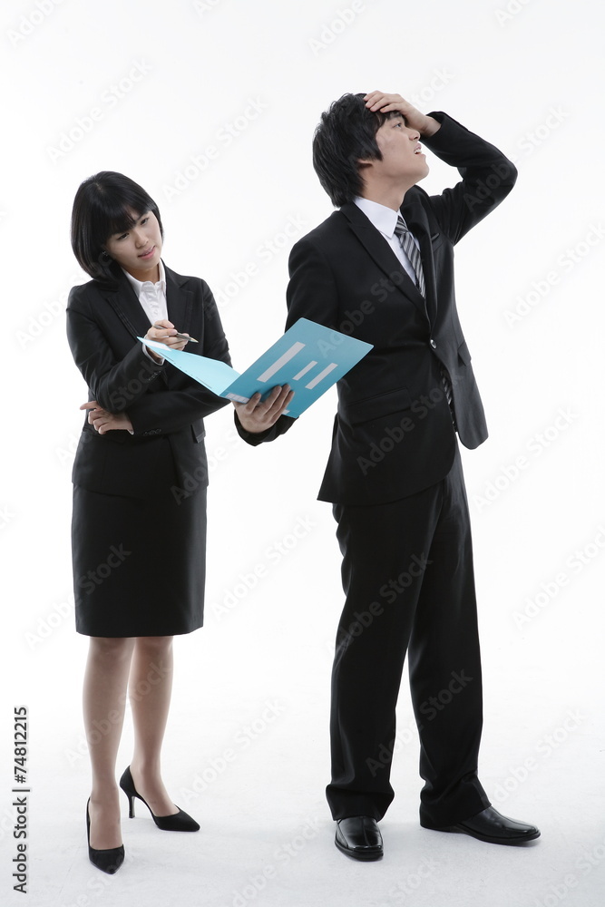 일하고 있는 두 명의 비즈니스맨