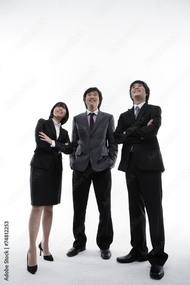 무리 지어 일하고 있는 비즈니스맨과 비즈니스 우먼들 무리 지어 일하고 있는 비즈니스맨과 비즈니스 우먼들
