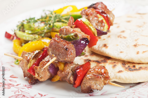 Tableau sur toile Meat and vegetable on skewer