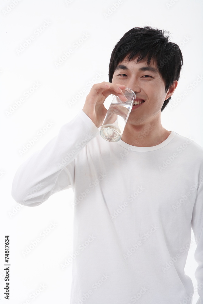 유리컵의 물을 마시는 남자 유리컵의 물을 마시는 남자