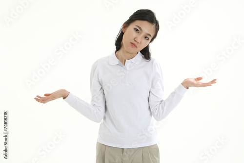 흰 배경 스튜디오에서 제스처를 취하는 삼십 대 동양여성