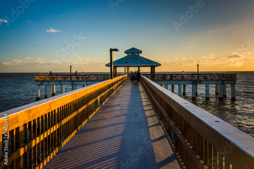 Tableau sur toile Evening light on the fishing pier in Fort Myers Beach, Florida.