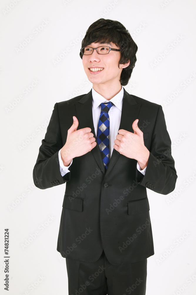 검은 정장을 입고 제스처를 취하는 비즈니스맨 검은 정장을 입고 제스처를 취하는 비즈니스맨