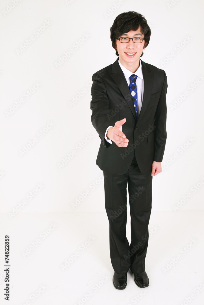 악수를 하려고 손을 내민 비즈니스맨