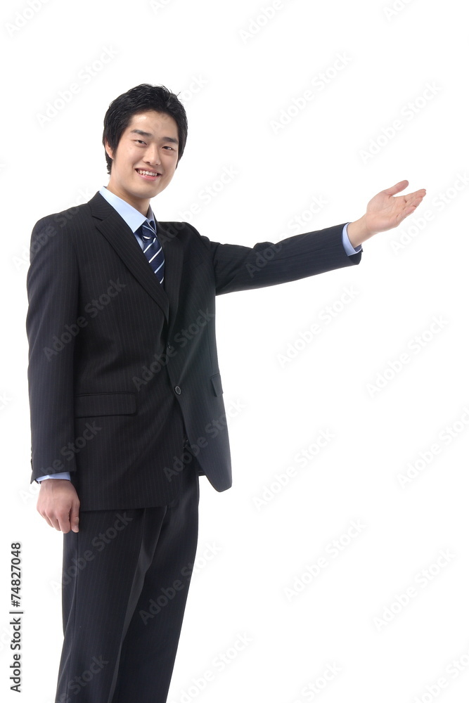 손을 내밀어 소개하는 검은 정장의 비즈니스맨 손을 내밀어 소개하는 검은 정장의 비즈니스맨