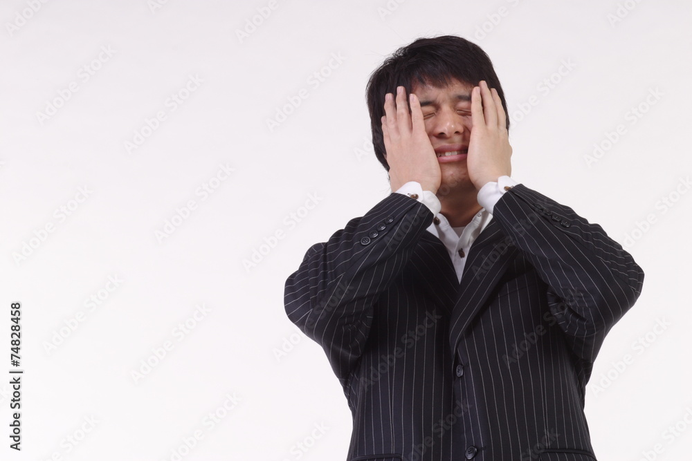 스튜디오 안에서 제스처 취하고 있는 비즈니스맨