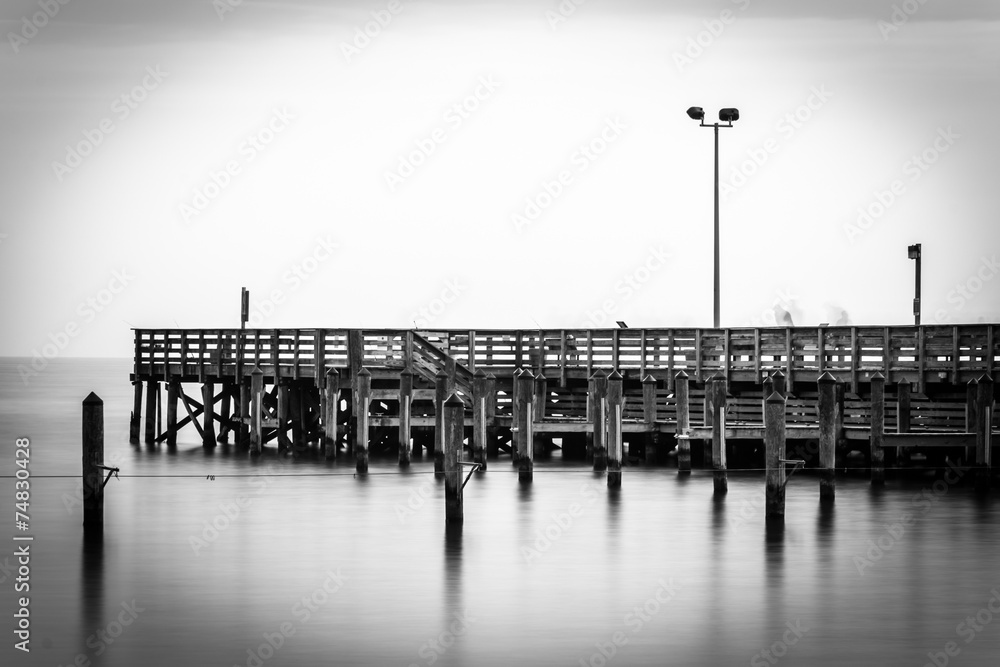 Naklejka premium Long exposure of a pier in the Chesapeake Bay, in North Beach, M