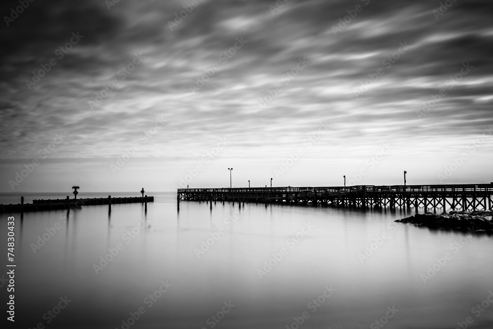 Fototapeta premium Long exposure of a pier in the Chesapeake Bay, in North Beach, M
