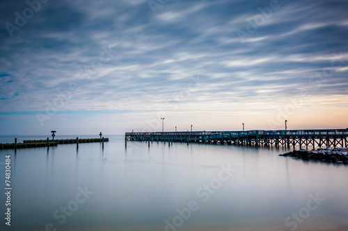 Fototapeta Naklejka Na Ścianę i Meble -  Long exposure of a pier in the Chesapeake Bay, in North Beach, M