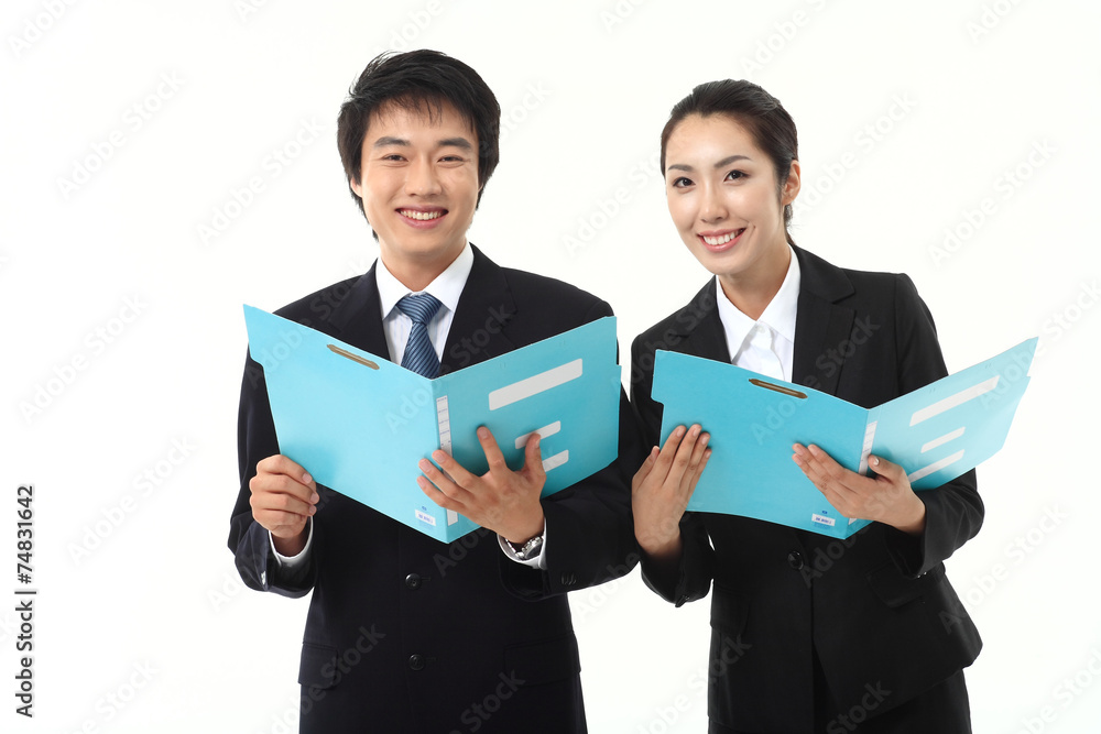 파일을 잡고 있는 비즈니스맨과 비즈니스 우먼