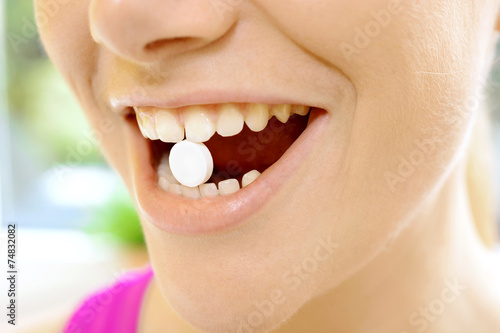 Patient mit Tablette im Mund