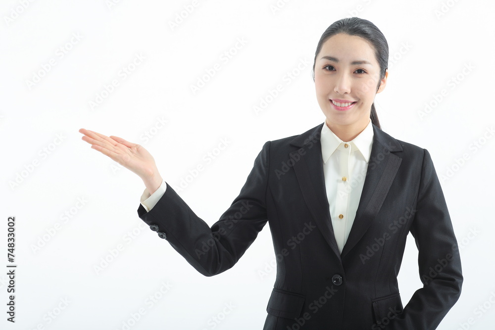 손으로 안내하며 미소 짓고 있는 비즈니스 여성 손으로 안내하며 미소 짓고 있는 비즈니스 여성