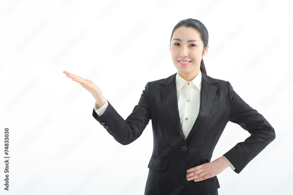 손으로 안내하며 미소 짓고 있는 비즈니스 여성 손으로 안내하며 미소 짓고 있는 비즈니스 여성